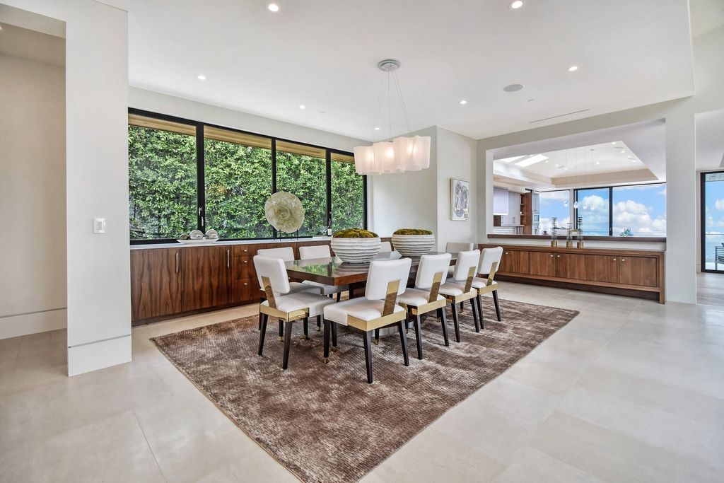 The California Contemporary Home is a newly built residence in Palos Verdes has a beautiful heated infinity pool, spa, and lovely grass area now available for sale. This home located at 941 Via Nogales, Palos Verdes, California; offering 5 bedrooms and 8 bathrooms with over 7,400 square feet of living spaces.