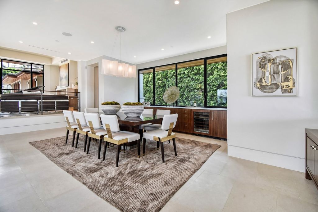 The California Contemporary Home is a newly built residence in Palos Verdes has a beautiful heated infinity pool, spa, and lovely grass area now available for sale. This home located at 941 Via Nogales, Palos Verdes, California; offering 5 bedrooms and 8 bathrooms with over 7,400 square feet of living spaces.