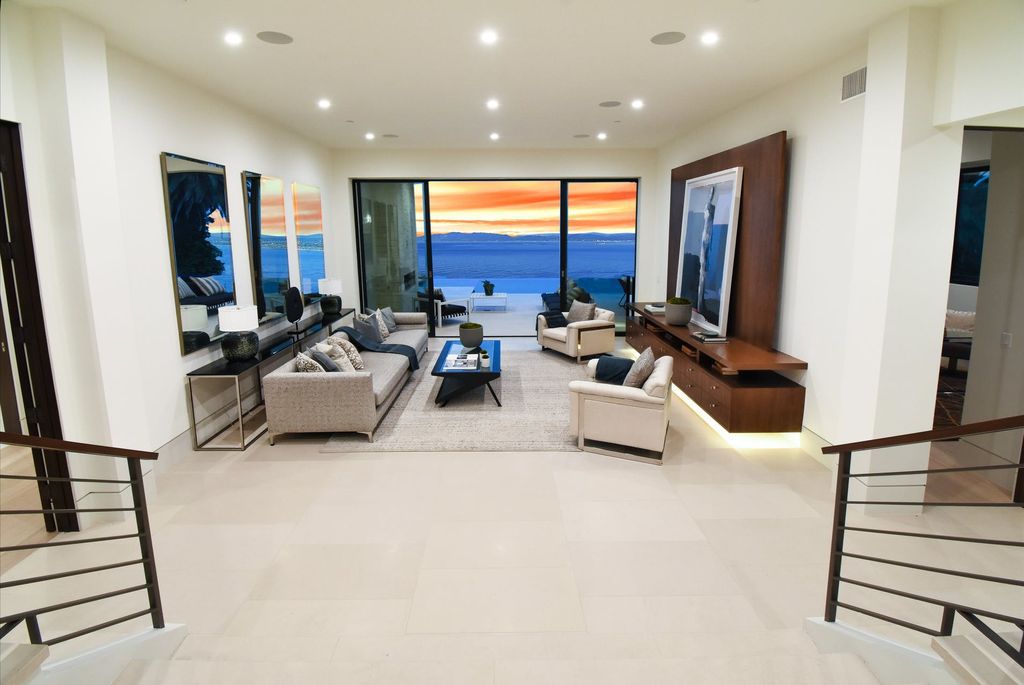 The California Contemporary Home is a newly built residence in Palos Verdes has a beautiful heated infinity pool, spa, and lovely grass area now available for sale. This home located at 941 Via Nogales, Palos Verdes, California; offering 5 bedrooms and 8 bathrooms with over 7,400 square feet of living spaces.