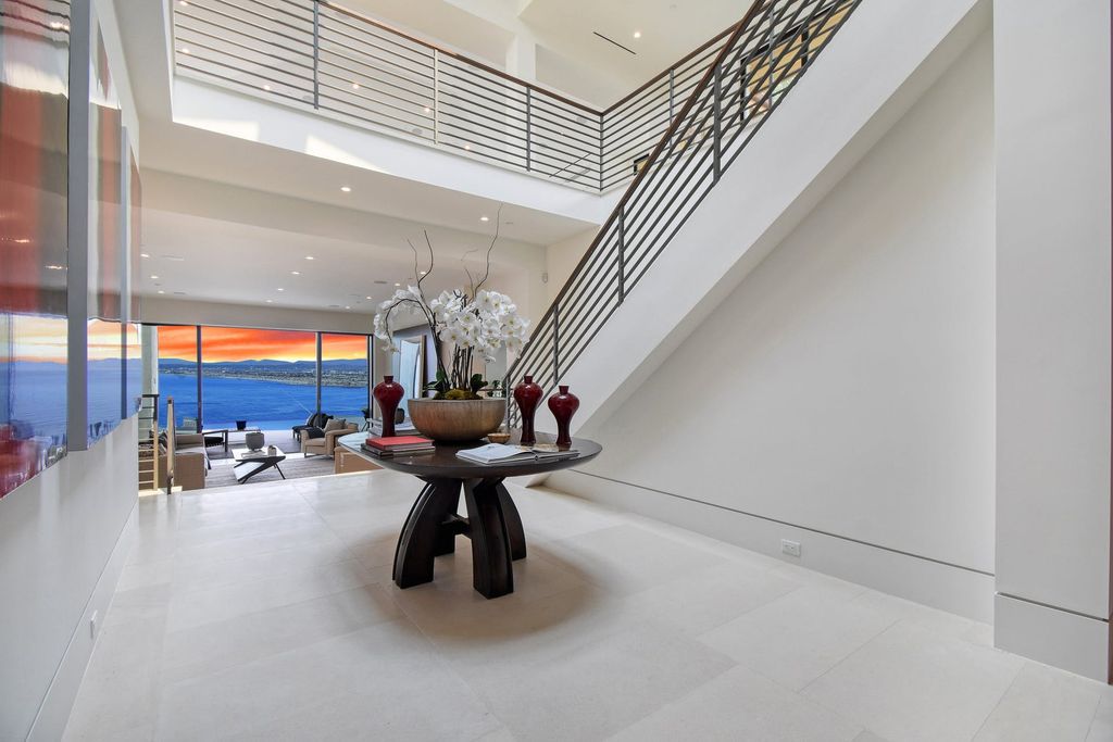 The California Contemporary Home is a newly built residence in Palos Verdes has a beautiful heated infinity pool, spa, and lovely grass area now available for sale. This home located at 941 Via Nogales, Palos Verdes, California; offering 5 bedrooms and 8 bathrooms with over 7,400 square feet of living spaces.