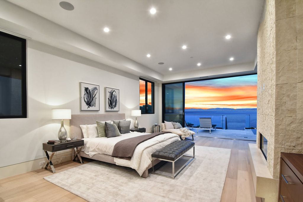 The California Contemporary Home is a newly built residence in Palos Verdes has a beautiful heated infinity pool, spa, and lovely grass area now available for sale. This home located at 941 Via Nogales, Palos Verdes, California; offering 5 bedrooms and 8 bathrooms with over 7,400 square feet of living spaces.
