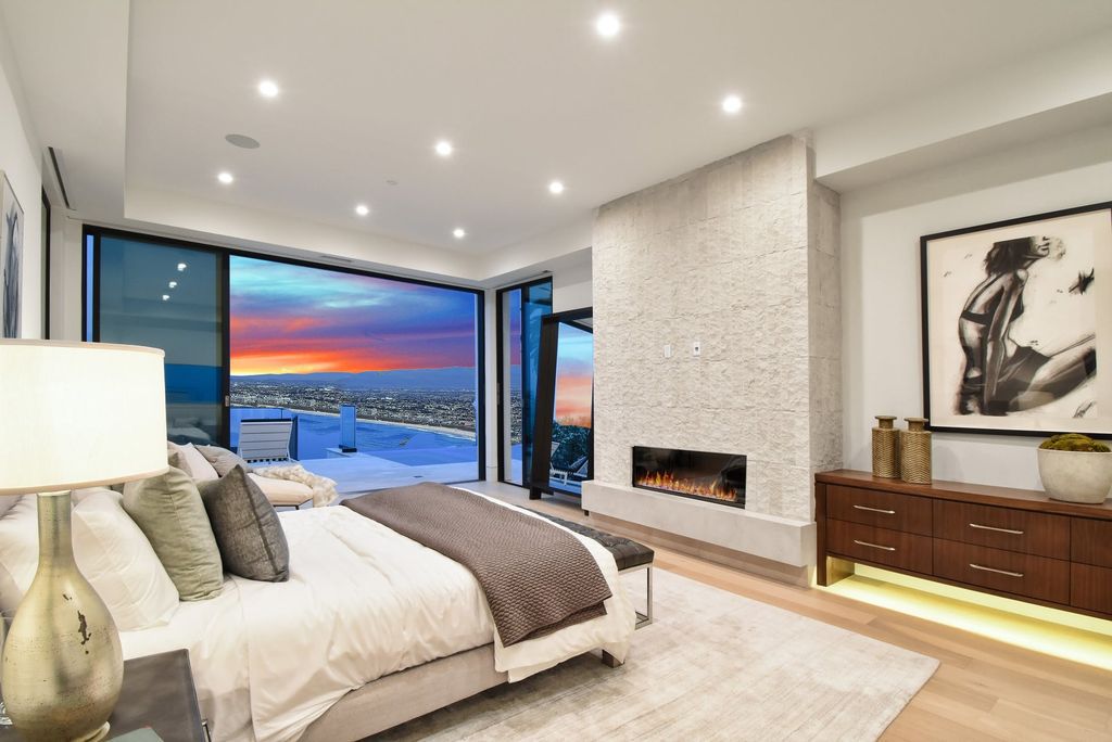 The California Contemporary Home is a newly built residence in Palos Verdes has a beautiful heated infinity pool, spa, and lovely grass area now available for sale. This home located at 941 Via Nogales, Palos Verdes, California; offering 5 bedrooms and 8 bathrooms with over 7,400 square feet of living spaces.