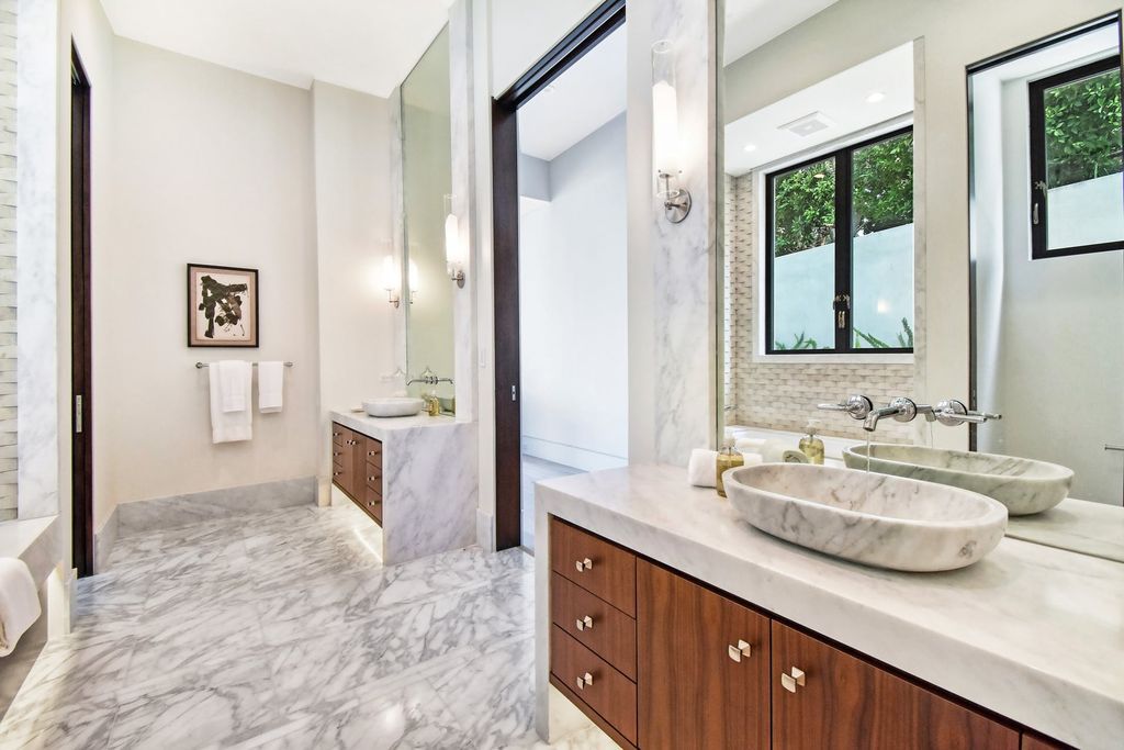 The California Contemporary Home is a newly built residence in Palos Verdes has a beautiful heated infinity pool, spa, and lovely grass area now available for sale. This home located at 941 Via Nogales, Palos Verdes, California; offering 5 bedrooms and 8 bathrooms with over 7,400 square feet of living spaces.