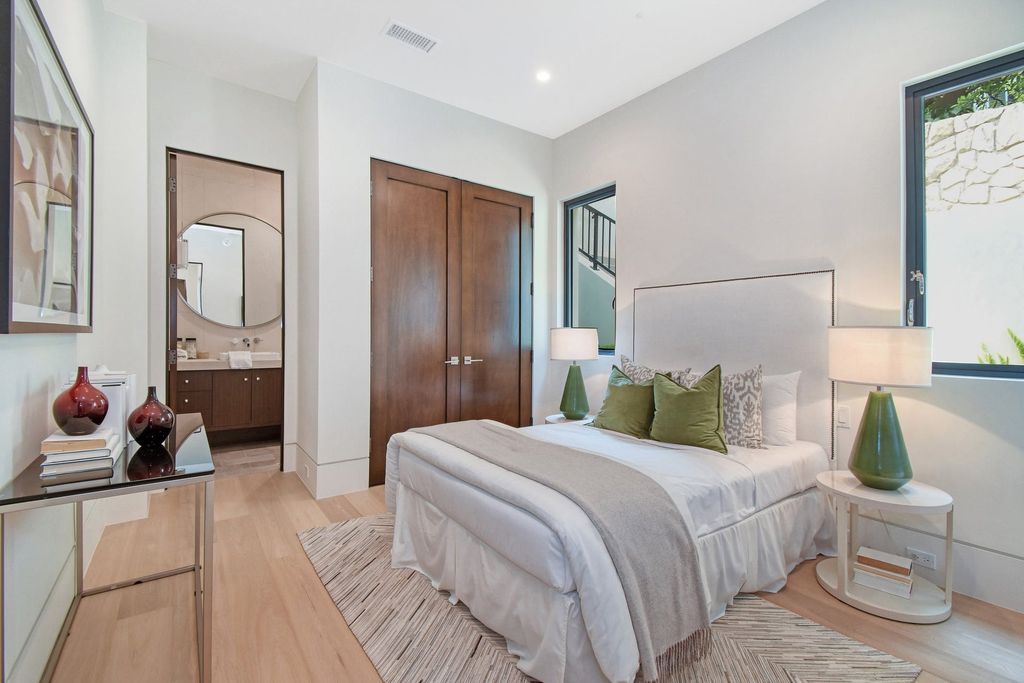 The California Contemporary Home is a newly built residence in Palos Verdes has a beautiful heated infinity pool, spa, and lovely grass area now available for sale. This home located at 941 Via Nogales, Palos Verdes, California; offering 5 bedrooms and 8 bathrooms with over 7,400 square feet of living spaces.