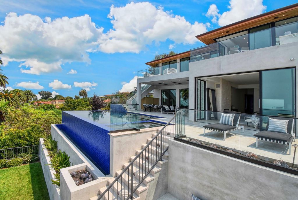 The California Contemporary Home is a newly built residence in Palos Verdes has a beautiful heated infinity pool, spa, and lovely grass area now available for sale. This home located at 941 Via Nogales, Palos Verdes, California; offering 5 bedrooms and 8 bathrooms with over 7,400 square feet of living spaces.