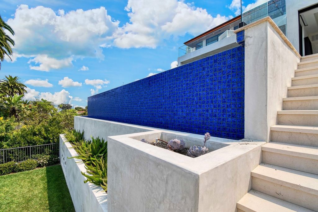The California Contemporary Home is a newly built residence in Palos Verdes has a beautiful heated infinity pool, spa, and lovely grass area now available for sale. This home located at 941 Via Nogales, Palos Verdes, California; offering 5 bedrooms and 8 bathrooms with over 7,400 square feet of living spaces.