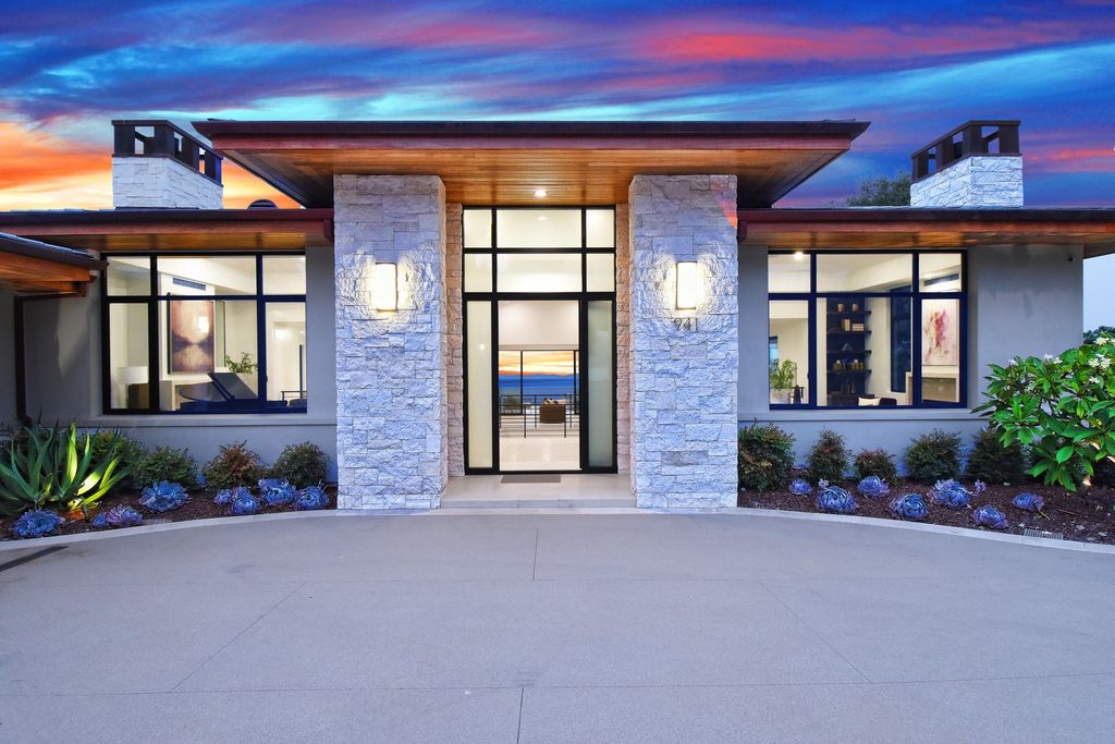 The California Contemporary Home is a newly built residence in Palos Verdes has a beautiful heated infinity pool, spa, and lovely grass area now available for sale. This home located at 941 Via Nogales, Palos Verdes, California; offering 5 bedrooms and 8 bathrooms with over 7,400 square feet of living spaces.