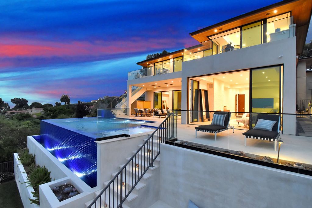 The California Contemporary Home is a newly built residence in Palos Verdes has a beautiful heated infinity pool, spa, and lovely grass area now available for sale. This home located at 941 Via Nogales, Palos Verdes, California; offering 5 bedrooms and 8 bathrooms with over 7,400 square feet of living spaces.