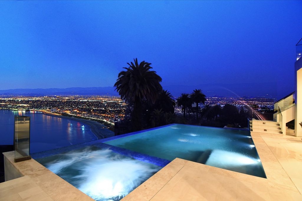 The California Contemporary Home is a newly built residence in Palos Verdes has a beautiful heated infinity pool, spa, and lovely grass area now available for sale. This home located at 941 Via Nogales, Palos Verdes, California; offering 5 bedrooms and 8 bathrooms with over 7,400 square feet of living spaces.