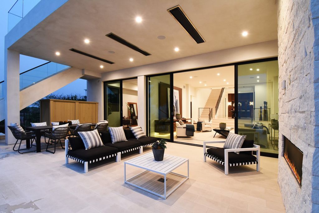 The California Contemporary Home is a newly built residence in Palos Verdes has a beautiful heated infinity pool, spa, and lovely grass area now available for sale. This home located at 941 Via Nogales, Palos Verdes, California; offering 5 bedrooms and 8 bathrooms with over 7,400 square feet of living spaces.