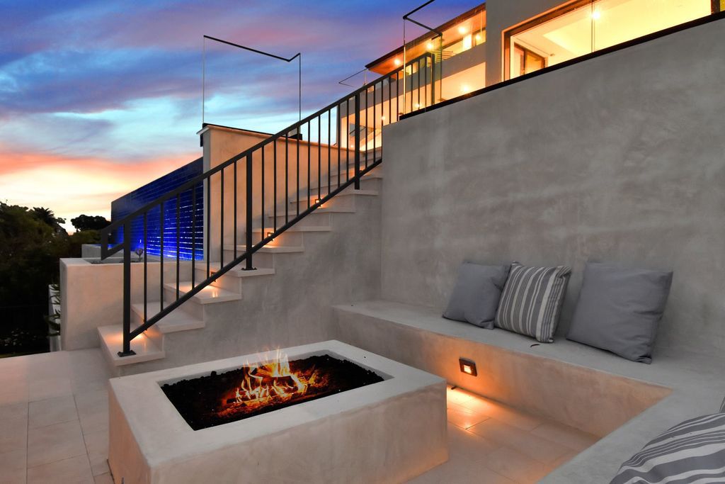 The California Contemporary Home is a newly built residence in Palos Verdes has a beautiful heated infinity pool, spa, and lovely grass area now available for sale. This home located at 941 Via Nogales, Palos Verdes, California; offering 5 bedrooms and 8 bathrooms with over 7,400 square feet of living spaces.