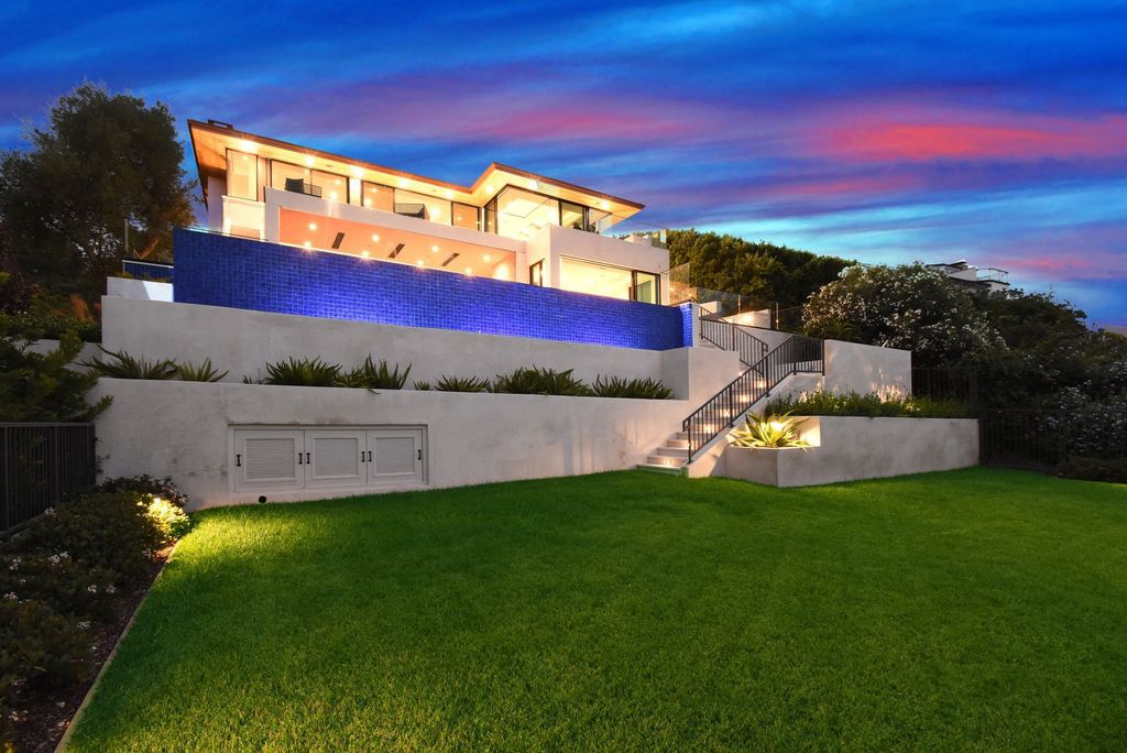 The California Contemporary Home is a newly built residence in Palos Verdes has a beautiful heated infinity pool, spa, and lovely grass area now available for sale. This home located at 941 Via Nogales, Palos Verdes, California; offering 5 bedrooms and 8 bathrooms with over 7,400 square feet of living spaces.