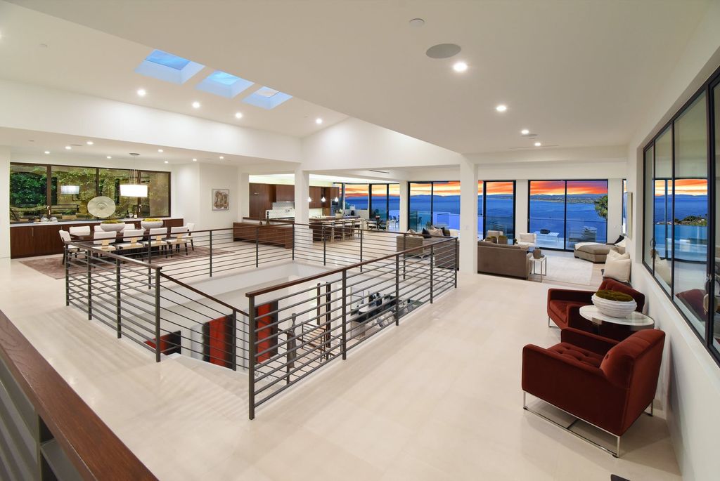 The California Contemporary Home is a newly built residence in Palos Verdes has a beautiful heated infinity pool, spa, and lovely grass area now available for sale. This home located at 941 Via Nogales, Palos Verdes, California; offering 5 bedrooms and 8 bathrooms with over 7,400 square feet of living spaces.