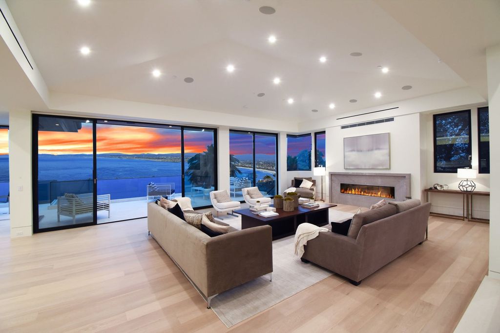 The California Contemporary Home is a newly built residence in Palos Verdes has a beautiful heated infinity pool, spa, and lovely grass area now available for sale. This home located at 941 Via Nogales, Palos Verdes, California; offering 5 bedrooms and 8 bathrooms with over 7,400 square feet of living spaces.