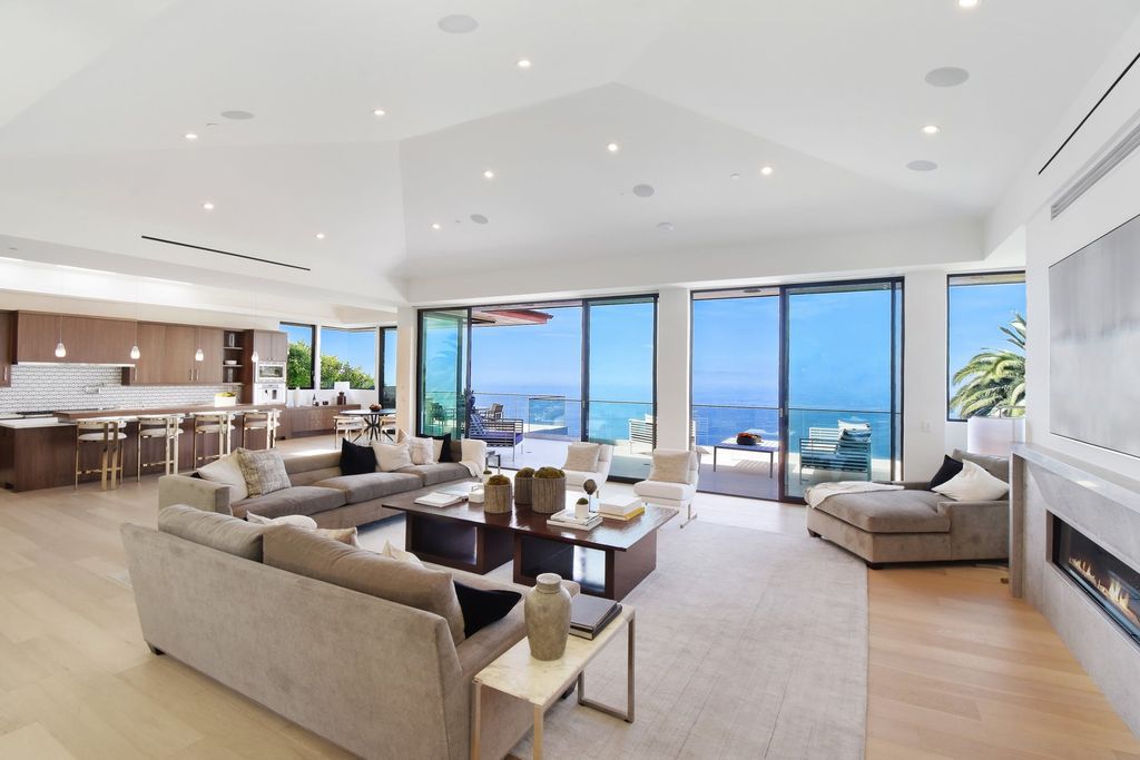 The California Contemporary Home is a newly built residence in Palos Verdes has a beautiful heated infinity pool, spa, and lovely grass area now available for sale. This home located at 941 Via Nogales, Palos Verdes, California; offering 5 bedrooms and 8 bathrooms with over 7,400 square feet of living spaces.