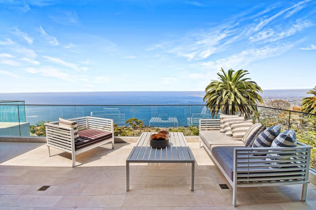 The California Contemporary Home is a newly built residence in Palos Verdes has a beautiful heated infinity pool, spa, and lovely grass area now available for sale. This home located at 941 Via Nogales, Palos Verdes, California; offering 5 bedrooms and 8 bathrooms with over 7,400 square feet of living spaces.