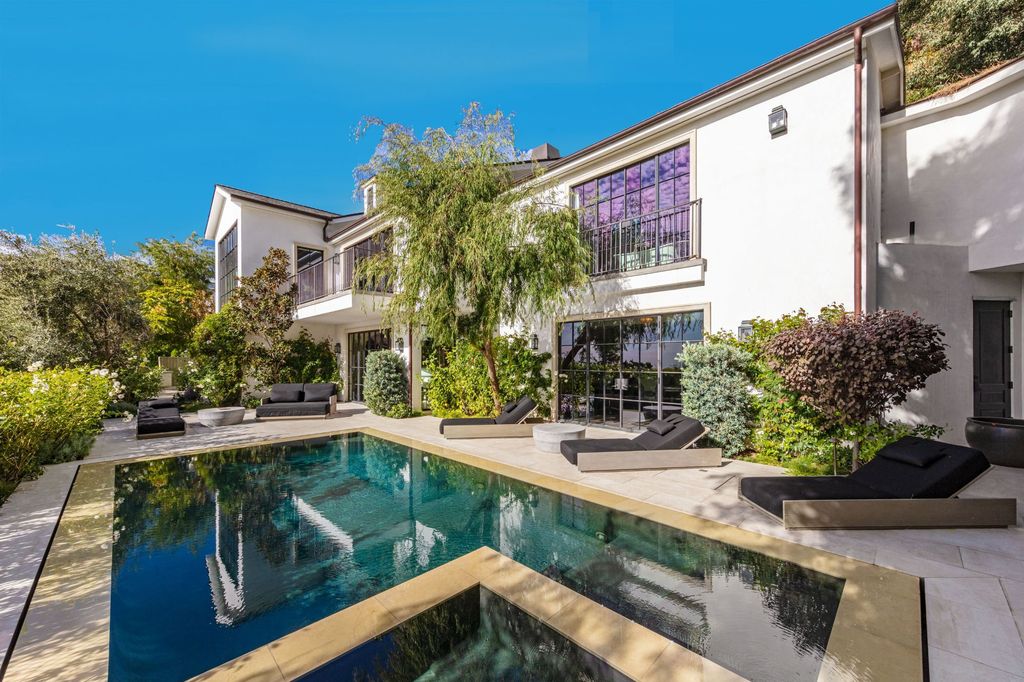 The Modern Farmhouse in Los Angeles is a private gated celebrity compound with large motor court in the Sunset Strip now available for sale. This home located at 1500 Forest Knoll Dr, Los Angeles, California; offering 5 bedrooms and 7 bathrooms with over 6,300 square feet of living spaces.