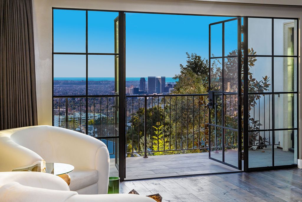 The Modern Farmhouse in Los Angeles is a private gated celebrity compound with large motor court in the Sunset Strip now available for sale. This home located at 1500 Forest Knoll Dr, Los Angeles, California; offering 5 bedrooms and 7 bathrooms with over 6,300 square feet of living spaces.