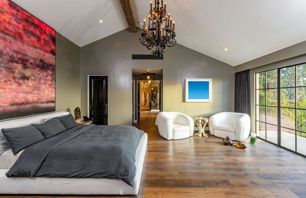The Modern Farmhouse in Los Angeles is a private gated celebrity compound with large motor court in the Sunset Strip now available for sale. This home located at 1500 Forest Knoll Dr, Los Angeles, California; offering 5 bedrooms and 7 bathrooms with over 6,300 square feet of living spaces.