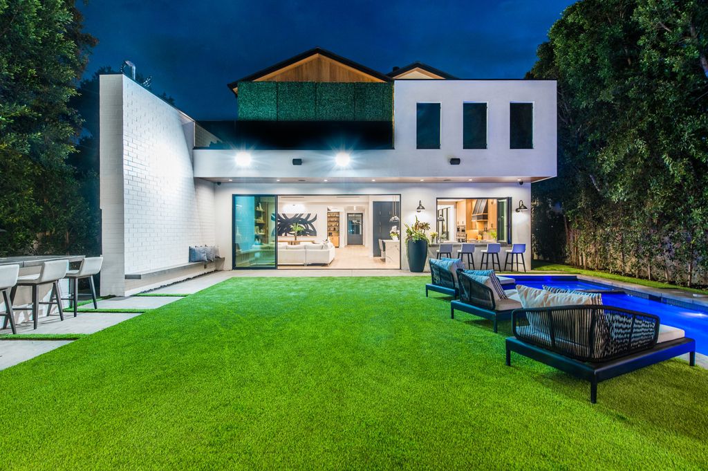 The Modern Farmhouse is a truly marvelous home in a coveted enclave of Studio City with manicured landscaping now available for sale. This home located at 12731 Bloomfield St, Studio City, California; offering 5 bedrooms and 7 bathrooms with over 4,200 square feet of living spaces.