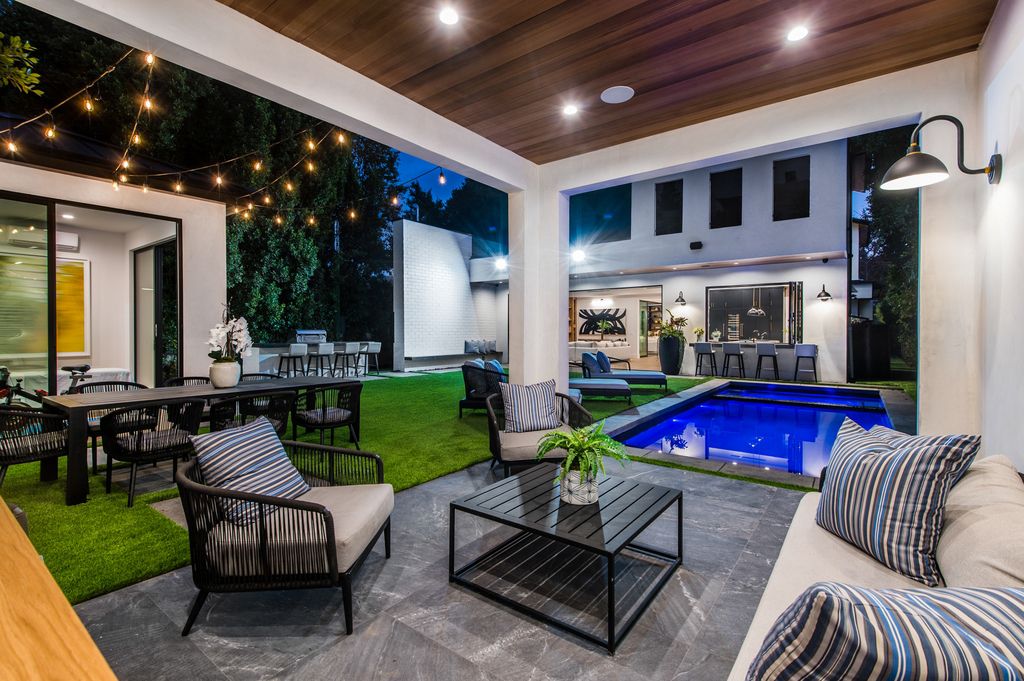 The Modern Farmhouse is a truly marvelous home in a coveted enclave of Studio City with manicured landscaping now available for sale. This home located at 12731 Bloomfield St, Studio City, California; offering 5 bedrooms and 7 bathrooms with over 4,200 square feet of living spaces.
