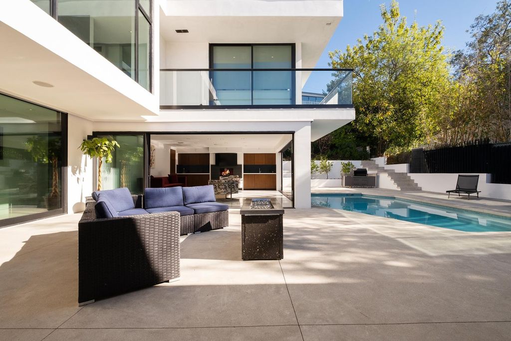 The Los Angeles Home is a Mid-Century Modern retreat boasts jetliner mountain and city views now available for sale. This home located at 8030 Mulholland Dr, Los Angeles, California; offering 3 bedrooms and 6 bathrooms with over 4,500 square feet of living spaces.