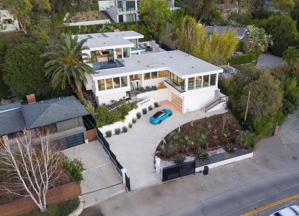 The Los Angeles Home is a Mid-Century Modern retreat boasts jetliner mountain and city views now available for sale. This home located at 8030 Mulholland Dr, Los Angeles, California; offering 3 bedrooms and 6 bathrooms with over 4,500 square feet of living spaces.