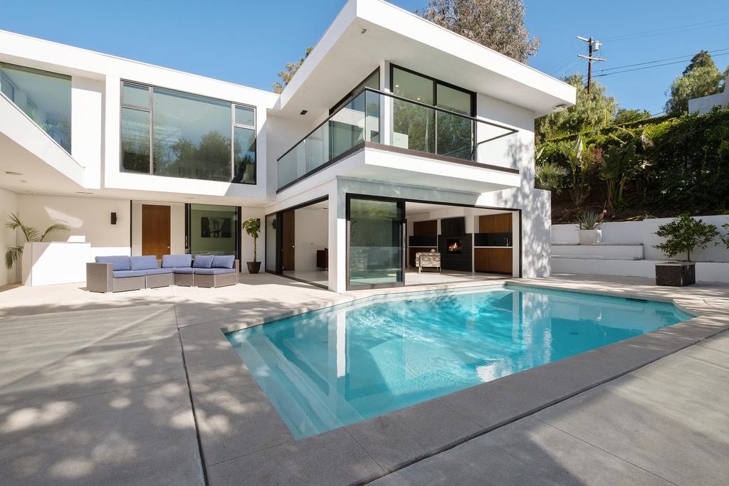 The Los Angeles Home is a Mid-Century Modern retreat boasts jetliner mountain and city views now available for sale. This home located at 8030 Mulholland Dr, Los Angeles, California; offering 3 bedrooms and 6 bathrooms with over 4,500 square feet of living spaces.