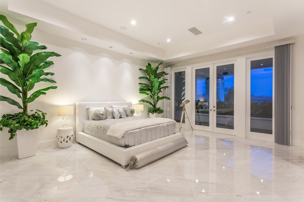 Exquisite Ocean Views Home in California with Solar Panels System