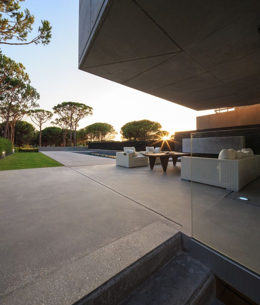 Vilamoura Villa in Portugal was designed by Arquimais Architecture and Design in Modern style offers luxurious living from finest finishes and comfortable amenities.