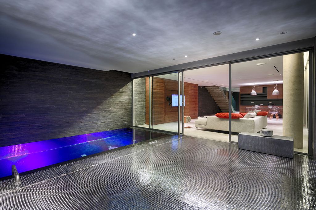 Vilamoura Villa in Portugal was designed by Arquimais Architecture and Design in Modern style offers luxurious living from finest finishes and comfortable amenities.