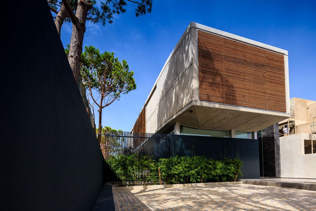 Vilamoura Villa in Portugal was designed by Arquimais Architecture and Design in Modern style offers luxurious living from finest finishes and comfortable amenities.