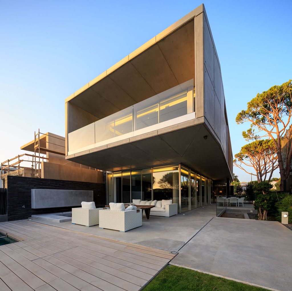 Vilamoura Villa in Portugal was designed by Arquimais Architecture and Design in Modern style offers luxurious living from finest finishes and comfortable amenities.
