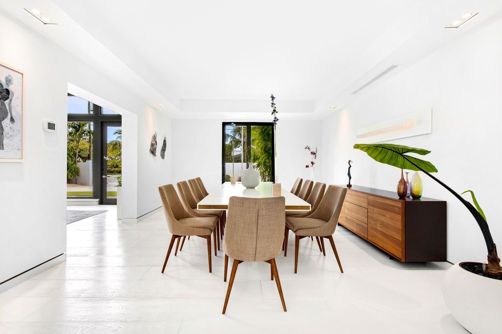 Fort Lauderdale Waterfront Modern Home in Florida was designed by In-Site Design Group LLC in Modern style offers luxurious living with high end finishes and smart amenities. This home located on beautiful lot with amazing views and wonderful outdoor living spaces including patio, pool, garden.