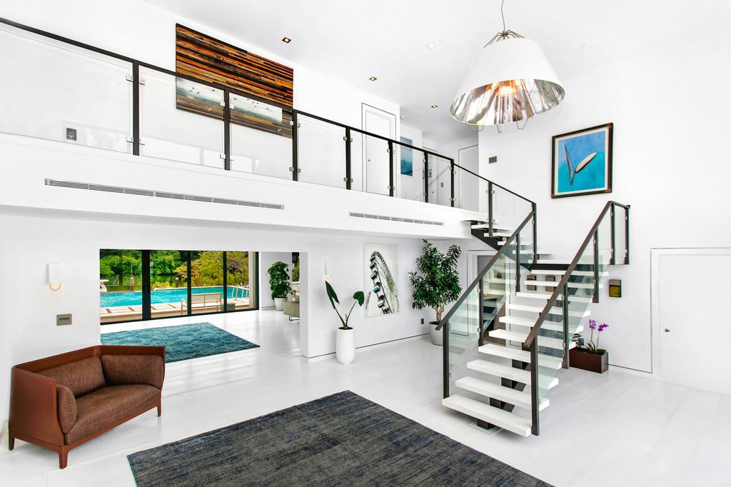 Fort Lauderdale Waterfront Modern Home in Florida was designed by In-Site Design Group LLC in Modern style offers luxurious living with high end finishes and smart amenities. This home located on beautiful lot with amazing views and wonderful outdoor living spaces including patio, pool, garden.