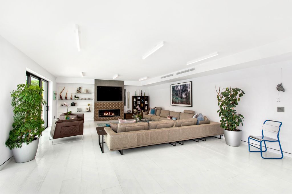 Fort Lauderdale Waterfront Modern Home in Florida was designed by In-Site Design Group LLC in Modern style offers luxurious living with high end finishes and smart amenities. This home located on beautiful lot with amazing views and wonderful outdoor living spaces including patio, pool, garden.