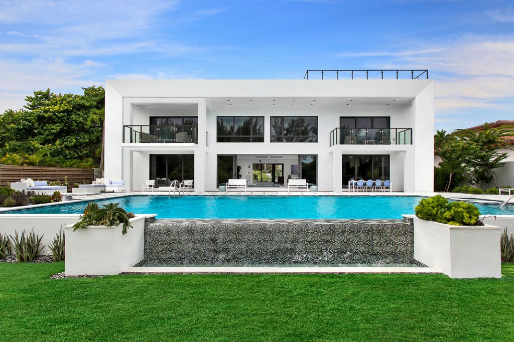 Fort Lauderdale Waterfront Modern Home in Florida was designed by In-Site Design Group LLC in Modern style offers luxurious living with high end finishes and smart amenities. This home located on beautiful lot with amazing views and wonderful outdoor living spaces including patio, pool, garden.