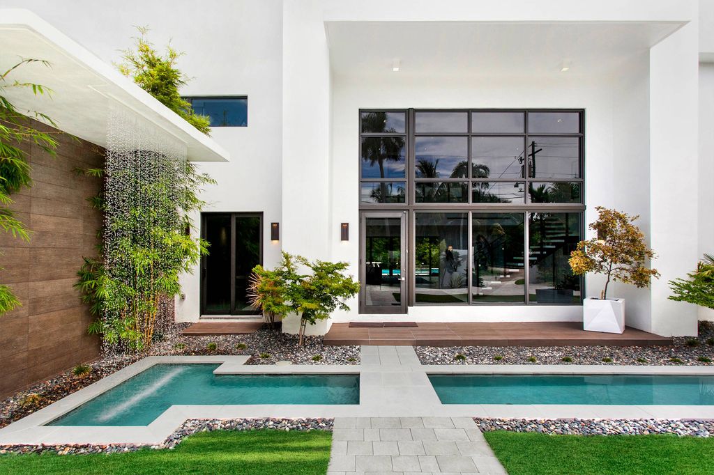 Fort Lauderdale Waterfront Modern Home in Florida was designed by In-Site Design Group LLC in Modern style offers luxurious living with high end finishes and smart amenities. This home located on beautiful lot with amazing views and wonderful outdoor living spaces including patio, pool, garden.