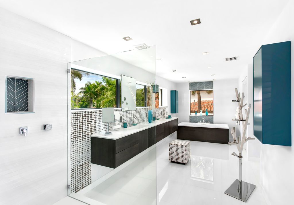 Fort Lauderdale Waterfront Modern Home in Florida was designed by In-Site Design Group LLC in Modern style offers luxurious living with high end finishes and smart amenities. This home located on beautiful lot with amazing views and wonderful outdoor living spaces including patio, pool, garden.