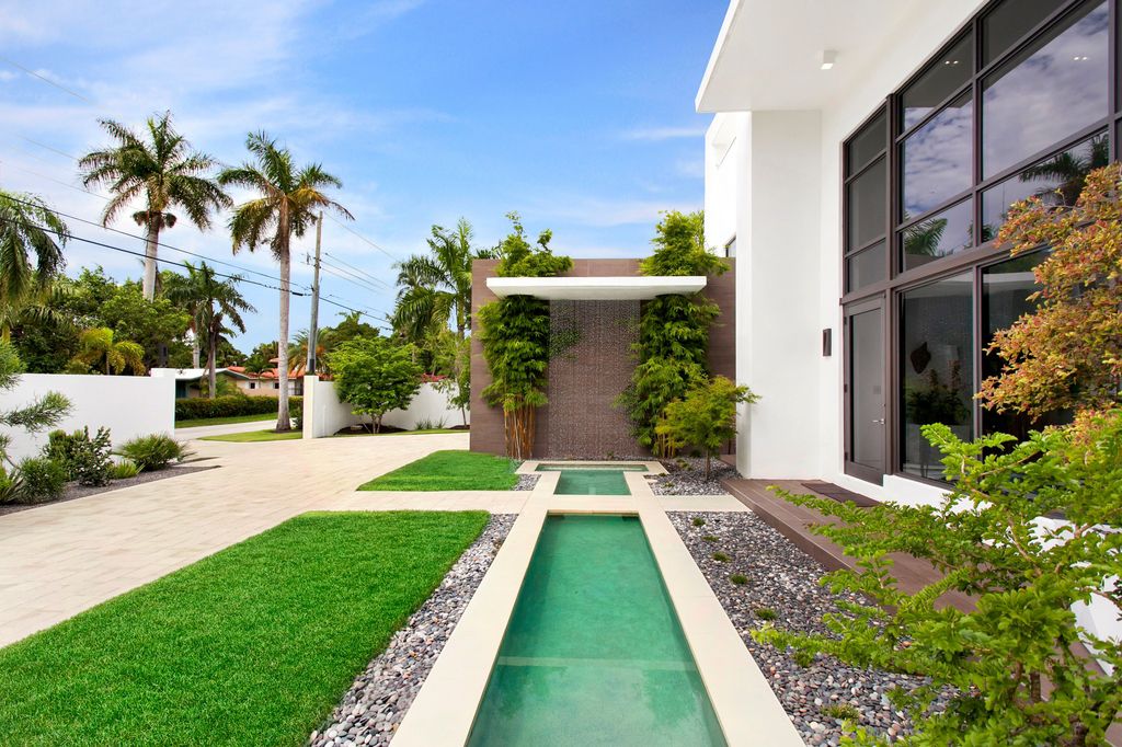 Fort Lauderdale Waterfront Modern Home in Florida was designed by In-Site Design Group LLC in Modern style offers luxurious living with high end finishes and smart amenities. This home located on beautiful lot with amazing views and wonderful outdoor living spaces including patio, pool, garden.