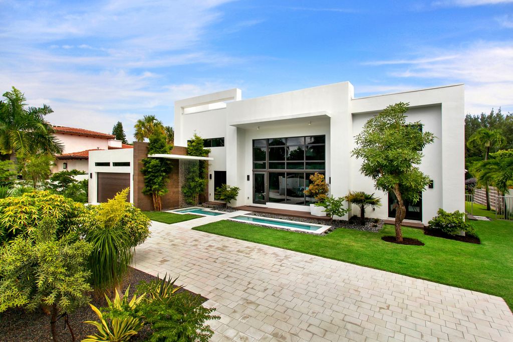 Fort Lauderdale Waterfront Modern Home in Florida was designed by In-Site Design Group LLC in Modern style offers luxurious living with high end finishes and smart amenities. This home located on beautiful lot with amazing views and wonderful outdoor living spaces including patio, pool, garden.