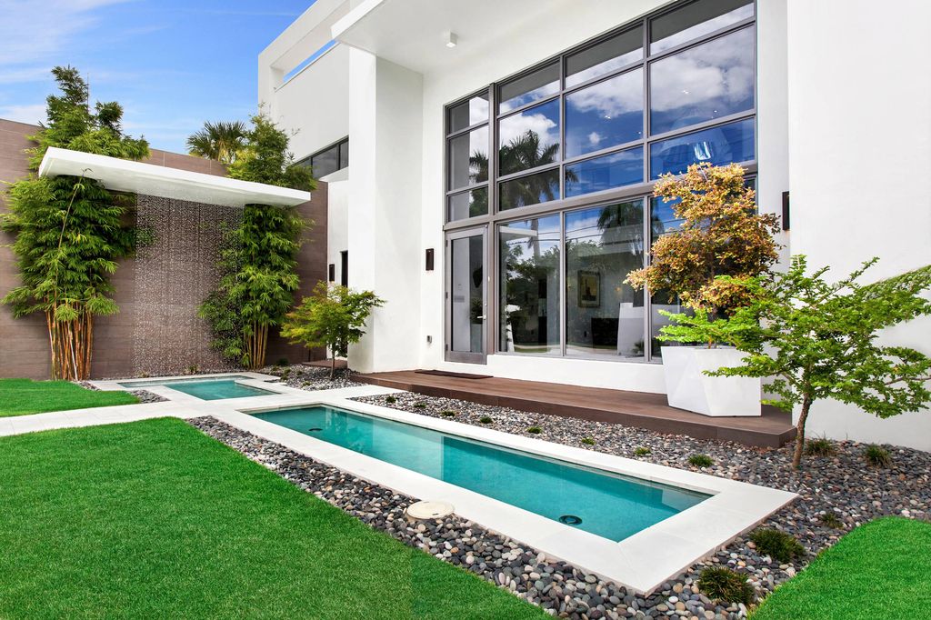 Fort Lauderdale Waterfront Modern Home in Florida was designed by In-Site Design Group LLC in Modern style offers luxurious living with high end finishes and smart amenities. This home located on beautiful lot with amazing views and wonderful outdoor living spaces including patio, pool, garden.