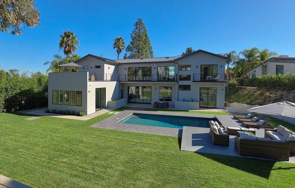 The Contemporary House is a modern masterpiece in prestigious Bel Air with elegant finishes boasts superb indoor, outdoor living now available for sale. This home located at 10825 Vicenza Way, Los Angeles, California; offering 5 bedrooms and 6 bathrooms with over 5,300 square feet of living spaces.