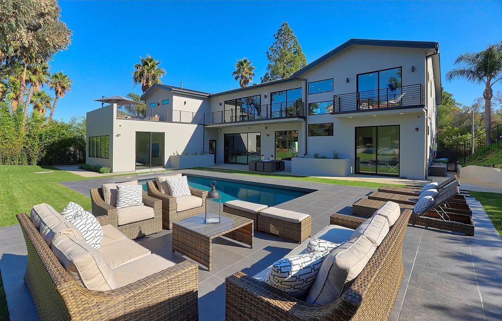 The Contemporary House is a modern masterpiece in prestigious Bel Air with elegant finishes boasts superb indoor, outdoor living now available for sale. This home located at 10825 Vicenza Way, Los Angeles, California; offering 5 bedrooms and 6 bathrooms with over 5,300 square feet of living spaces.