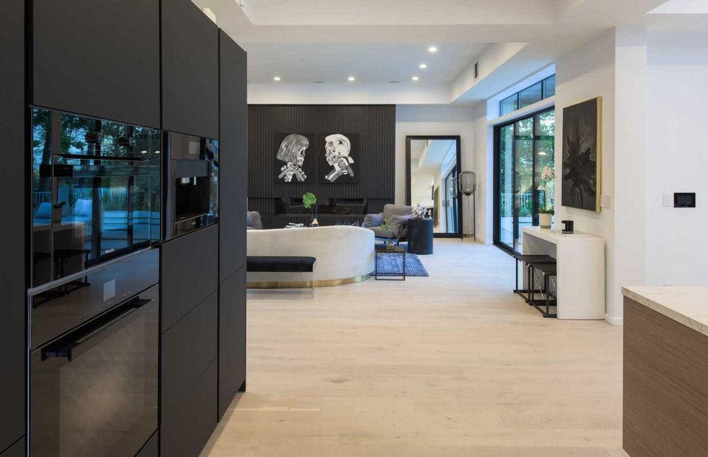 Prime two level house in Encino with over 8.000 square feet of living space