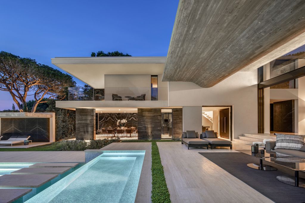 Le Pine House in Saint Tropez, France was designed by SAOTA in Modern style is a contemporary interpretation of traditional Mediterranean Riviera architecture. This house offers luxurious living with high end finishes and smart amenities.