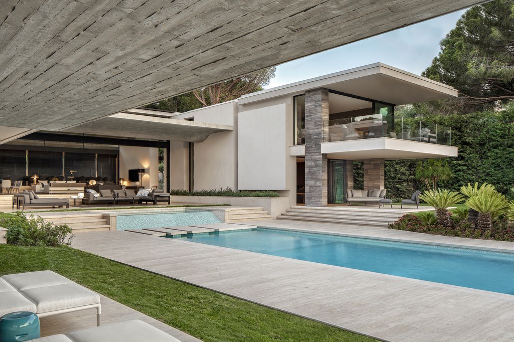 Le Pine House in Saint Tropez, France was designed by SAOTA in Modern style is a contemporary interpretation of traditional Mediterranean Riviera architecture. This house offers luxurious living with high end finishes and smart amenities.