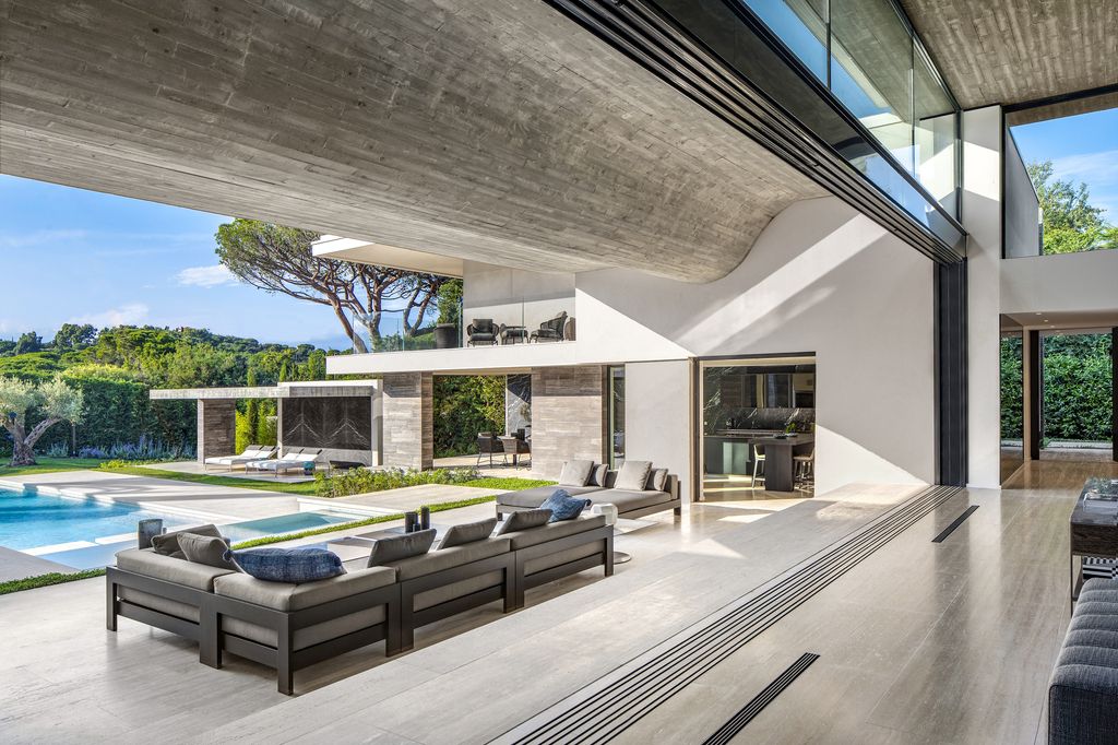 Le Pine House in Saint Tropez, France was designed by SAOTA in Modern style is a contemporary interpretation of traditional Mediterranean Riviera architecture. This house offers luxurious living with high end finishes and smart amenities.