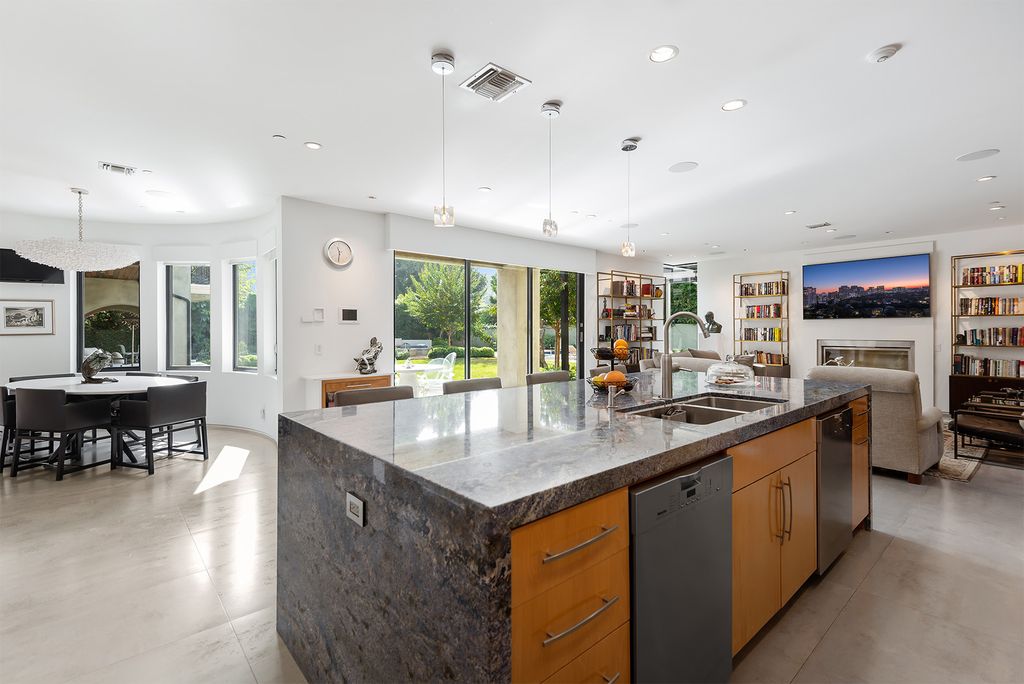 9400000 for A Beautifully Appointed Home in Los Angeles 10