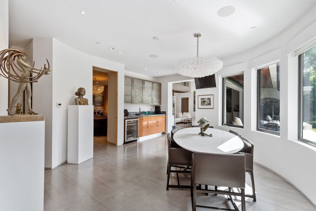 9400000 for A Beautifully Appointed Home in Los Angeles 11